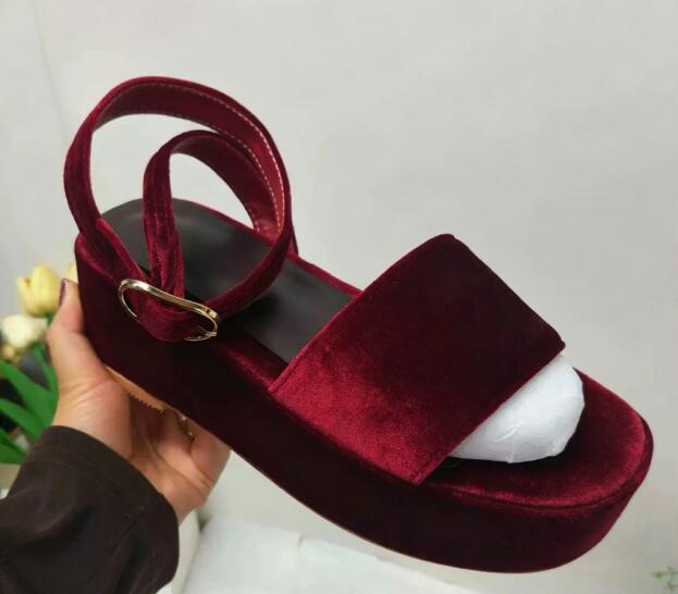 Wedge Heeled Sneaker - Sandalias de cuña de terciopelo burdeos